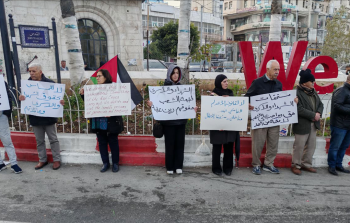 جانب من الوقفة التي نظمت في رام الله للمطالبة بوقف قطع مخصصات الأسرى