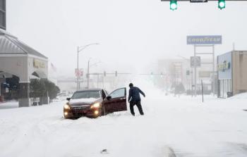 سيارة عالقة في الثلج بمدينة ليتل روك، أركنساس، في 24 يناير/كانون الثاني (وكالات)