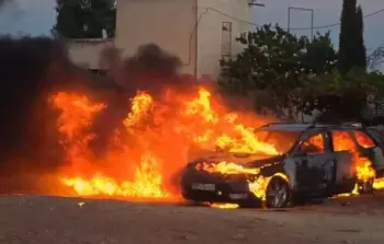 مستوطنون يحرقون مركبة أحد الفلسطينيين بالضفة الغربية (أرشيفية)