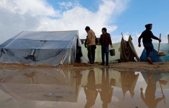 ظروف قاسية يعيشها النازحون داخل الخيام جراء تساقط الأمطار