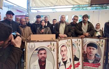وقف تضامنية لأسرى محررين وأهالي أسرى داخل سجون الاحتلال (تصوير: فلسطين أون لاين)