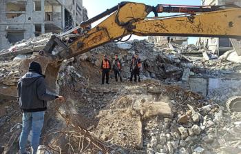 يقف فارس عوض بين طواقم الدفاع المدني ينتظر انتشال رفات أشقائه وأقاربه الذين ما زالوا عالقين تحت الأنقاض (تصوير: فلسطين أون لاين)