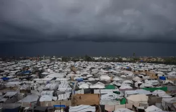 ظروف قاسة يعيشها النازحون داخل الخيام جراء المنخفض الجوي الذي يضرب قطاع غزة