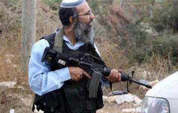 صورة مستوطن خلال اعتداءاته المسلحة على الأهالي بالضفة الغربية