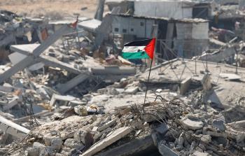 علم فلسطين يرفرف فوق الدمار الذي خلّفه الاحتلال في غزَّة