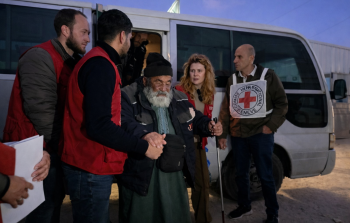 لحظة وصول 5 أسرى إلى مستشفى شهداء الأقصى وسط قطاع غزة، بعد الإفراج عنهم من سجون الاحتلال