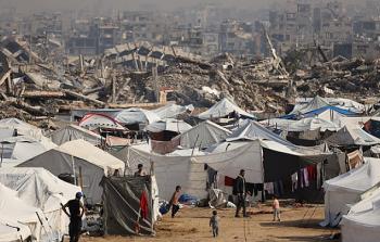 معاناة إنسانية قاسية للنازحين داخل خيام جراء المنخفض الجوي (أرشيفية)