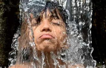 العلاج بالماء البارد.. باحثون يكشفون فوائده الصحية