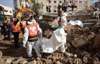 فرق الدفاع المدني والطب الشرعي تستخرج نحو 50 جثمانًا من ساحات مسجد صلاح الدين بحي الزيتون جنوب مدينة غزة وتنقلها إلى مقابر رسمية