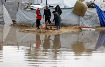 غرق خيام النازحين وسط ظروف إنسانية قاسية في غزة