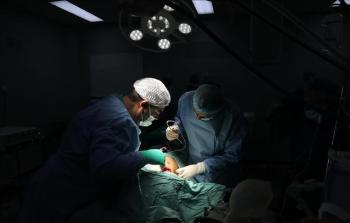 صورة أرشيفية لمحاولة الطواقم الطبية إنقاذ جريح أصيب خلال الإبادة الجماعية على القطاع