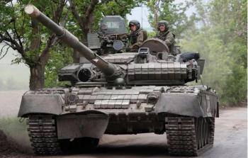 دبابة يعتليها جنود