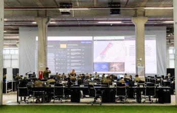 جنود أمريكيون وإسرائيليون في مركز التنسيق المدني العسكري جنوب فلسطين المحتلة