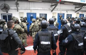 تعرض غرفة 11 بسجن النقب للاقتحام والقمع وسط أوضاع معيشية قاسية يعانيها الأسرى (أرشيفية)