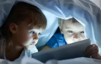 الشاشات قبل سن الثانية تسبب 