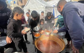 المطابخ الخيرية تحولت إلى ملاذ لآلاف الأسر بغزة نتيجة انهيار المنظومة الاقتصادية والمعيشية