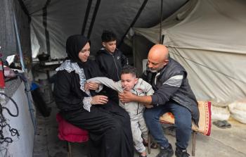 الفلسطيني يوسف أبو طحلة يلتقي عائلته بعد عودتهم من معبر رفح (تصوير تامر قشطة)