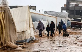 ظروف صعبة يعيشها النازحون داخل خيامهم جراء التقلبات الجوية