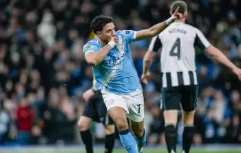 عمر مرموش يحتفل بتسجيل الهدف الأول (وكالات)