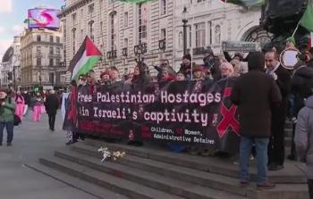 المتظاهرون في لندن رفعوا لافتة كبيرة تشير إلى وجود 9100 أسير فلسطيني في سجون الاحتلال