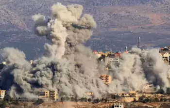 دخان يتصاعد بعد غارة إسرائيلية على بلدة الخيام بجنوب لبنان (أرشيف)