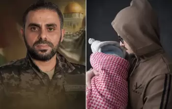 عبد الله سمير الكحلوت (يمين) حاملاً مولوده الجديد الذي اختار له اسم شقيقه