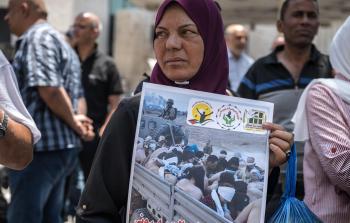 سيدة تحاول الوصول إلى حول مفقودين من عائلتها (أرشيفية)