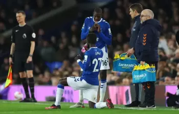 إدريسا غي وعبد الله دوكوري يتناولان طعام الإفطار خلال مباراة لفريقهم إيفرتون (أرشيف)