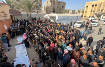 مواطنون يأدون صلاة الجنازة على شهداء ارتقوا بقصف خان يونس (تصوير: وكالات)