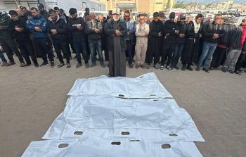 أهالي يؤدون صلاة الجنازة على أبنائهم الشهداء في غزة (تصوير: فلسطين أون لاين)