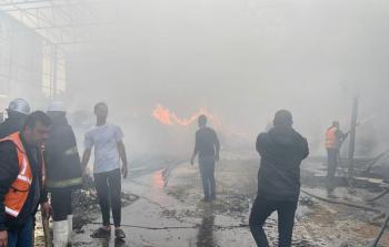 . جانب من إخماد طواقم الإطفاء للحريق الذي نشب في 