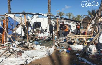 خيام نازحين خلف كلية الرباط في مواصي خان يونس تعرضت لقصف إسرائيلي يوم 4 فبراير 2026