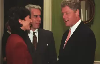 كلينتون ظهر في صور ملفات إبستين مرات عدة