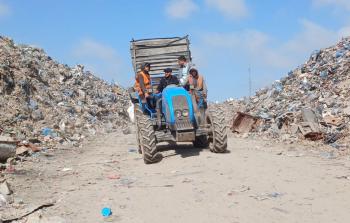 تتفاقم معاناة السكان المحيطين بالمكب ليلًا مع اشتداد الروائح وانتشار البعوض