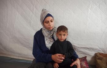 إيمان حلاوة برفقة ابنها الوحيد داخل خيمة النزوح