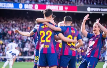 دي يونغ وبيرنال ولوبيز يسجلون في فوز برشلونة على ليفانتي