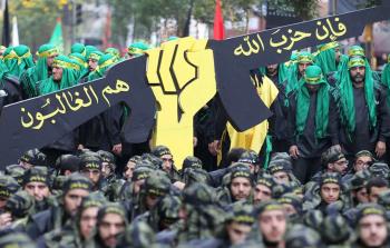 يُنظر إلى القرار على أنه خضوع واضح لإملاءات خارجية رغم الظروف الأمنية المعقدة والاعتداءات المتواصلة من الاحتلال الإسرائيلي