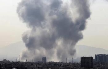 تصاعد أعمدة الدخان جراء قصف الاحتلال على إيران