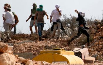 مستوطنون خلال هجوم على إحدى القرى الفلسطينية في مدينة نابلس