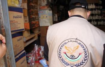 حملة تفتيش تنفذها مباحث التموين في الشرطة بغزة