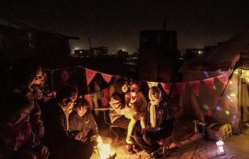 يحاول أهالي غزة تزيين خيمتهم ابتهاجًا باستقبال شهر رمضان رغم كل التحديات