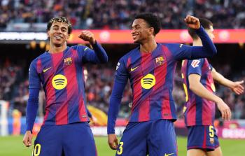 لامين جمال يحتفل مع زميله أليكس بالدي بتسجيله هدفا في مرمى ريال مايوركا (وكالات)