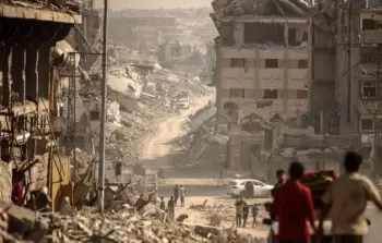 أهالي يسيرون بين أنقاض منازلهم التي دمّرها الاحتلال خلال حرب الإبادة الجماعية على غزة