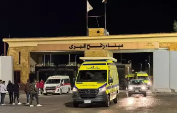 سيارات إسعاف تعبر معبر رفح باتجاه مصر