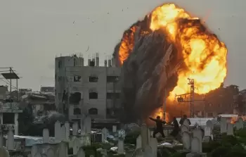 لحظة قصف الاحتلال مبنى في حي الزيتون خلال الأيام الماضية