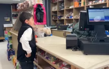 الطفل محمود فؤاد أبو عليا داخل المتجر الذي اعتقل منه في مدينة رام الله