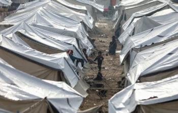 طفل يسير بين خيام النازحين وسط برد قارس في غزة