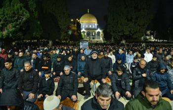 60 ألف مصلٍّ يؤدون صلاتيّ العشاء والتراويح في المسجد الأقصى