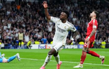 احتفال فينيسيوس بتسجيله هدف الفوز لريال مدريد