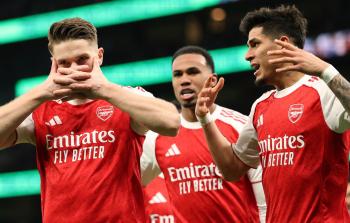 احتفال لاعبي آرسنال بالفوز بالمباراة